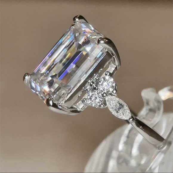 Platinum 8ct D VVS1 Emerald cut Moissanite Ring - Picture 7 of 11